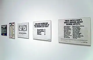 Obras del grupo 'Guerrilla Girls' en exposición en el Museum of Modern Art (MoMA), Manhattan, Nueva York