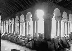 Vista del claustro ocupado por un almacén lapidario, en la época del museo arqueológico