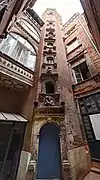 Hôtel de Brucelles (1544): gran torre de la escalera con ventanas decoradas con bustos esculpidos.