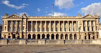 Hotel de la Marine (1761-1770), en la plaza de la Concordia, obra de Ange-Jacques Gabriel (proyecto) y Jacques-Germain Soufflot