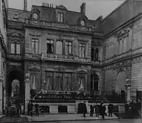 El hotel alrededor de 1900, visto desde los Campos Elíseos. La pasarela cubierta para carruajes y coches ha desaparecido, sustituida por un pasillo cerrado.