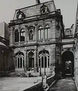 El hotel alrededor de 1900, visto desde la parte trasera con la pasarela cubierta para carruajes.