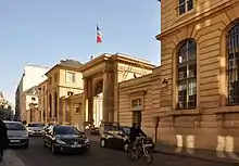 Vue du portail de l'hôtel du Châtelet, depuis la rue de Grenelle.