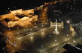 Budapest, con las riberas del Danubio, el barrio del castillo de Buda y la avenida Andrássy: Avenida Andrássy