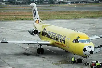 Fokker F28 Fellowship (HC-CDT) de Ícaro Air, con los colores del Barcelona Sporting Club, en el Aeropuerto Internacional José Joaquín Olmedo de Guayaquil (2008)