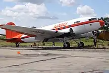 Douglas DC-3 de Sadelca en labores de mantenimiento (2012)