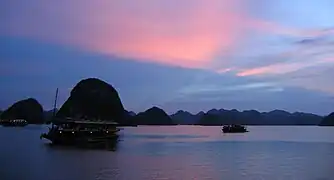 Atardecer con los barcos de la localidad de Ha-Long.