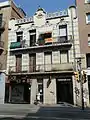 Vivienda de estilo novecentista en la calle de Santa Eulalia, 106.