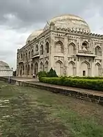 Tumba "doble" de Taj ud-Din Firuz Shah (1422), en Gulbarga