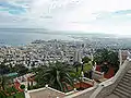 Vista del puerto y los barrios bajos del Monte Carmelo desde el mirador de una de las terrazas