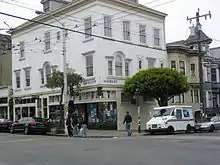 Una foto a color de un edificio con las palabras "Haight" y "Ashbury" escritas en lados opuestos de las esquinas