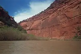 Canal histórico colgando aferrado precariamente a las paredes del cañón