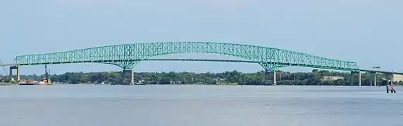 El puente Hart es una celosía en voladizo continuo con un diseño inusual, que combina un tablero de carretera suspendido en el tramo principal de 331,6 m y tramos de tablero en el interior de la celosía en los tramos de aproximación adyacentes.