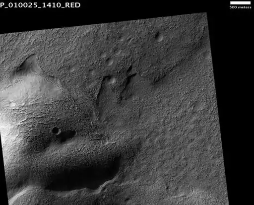 Suelo del cráter. Imagen HiRISE. La barra de escala mide 500 metros.