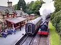 Espulso' pases el arriba tren en Haverthwaite Estación.