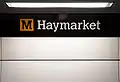Tipo de letra Calvert, en un letrero de la estación Haymarket en el metro Tyne and Wear