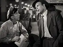 Con Scott Brady (der.) en He Walked by Night (1948)