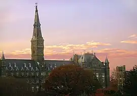 El edificio en un atardecer