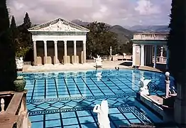 *Piscina de Hearst Castle