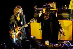 Nancy (izquierda) y Ann Wilson participando en un concierto de caridad para la Canary Foundation, en 2007.