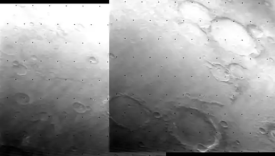 Vista oblicua de los cráteres Heaviside (parte inferior central) y Agassiz (parte inferior derecha)(Viking Orbiter 2)