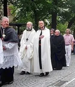 Procesión de la Santa Sangre de Brujas: abad Van Hecke (segundo a la izquierda) con uno de sus monjes