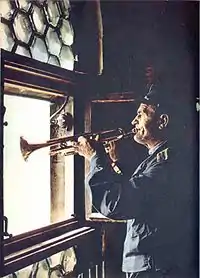 Trompetista tocando el Hejnał mariacki