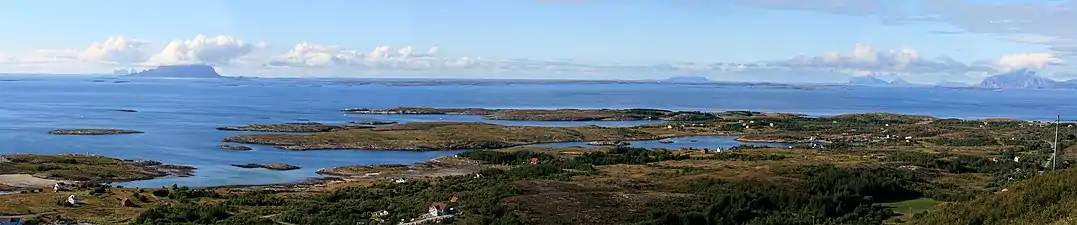 Vista del strandflat en Helgeland desde la montaña Dønnesfjellet en Dønna. Se pueden observar varios rauks, desde la izquierda: Træna, Lovunda, Selvær, Nesøya, Hestmona, Rødøyløva y Lurøyfjellet, todos hitos de la costa noruega.