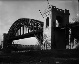 El puente de Hell Gate, Nueva York, poco después de su finalización.