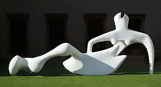 Escultura de Henry Moore en el exterior del museo (préstamo de la Fundación Henry Moore)