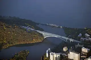 El puente Henry Hudson (en primer plano) y el puente Spuyten Duyvil