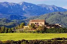 Masía en el campo catalán.