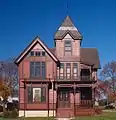 Casa de Herman C. Timm en New Holstein, Wisconsin, tiene una estructura pintada en un marrón más oscuro para contrastar.