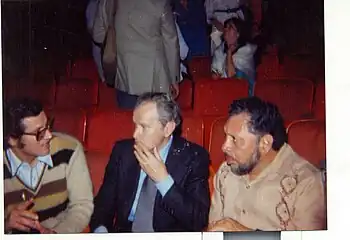 En la ceremonia del premio "Ciudad de la Paz" a Herminio Martínez, quien está acompañado de Juan Rulfo y Juan Bañuelos, 1982.