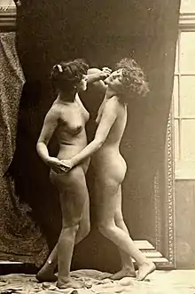 Edward Linley Sambourne. Hetty (izda.) y Lily Pettigrew en el estudio de Whistler. 1891.