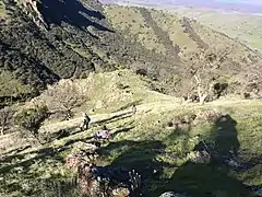 Caminantes de la senda de las cimas descansando mientras ascienden Sutter Buttes, California.