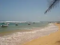 Barcos de pesca cerca de la playa de Hikkaduwa.