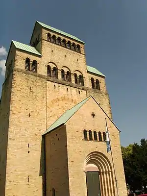 Catedral de Santa María de Hildesheim (compárese el hastial que remata la fachada de la portada con el remate de la torre posterior).