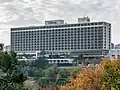 Hilton Istanbul Bosphorus fue diseñado en 1952 por SOM y Sedad Hakkı Eldem .