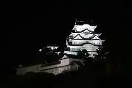 Iluminación nocturna del castillo.