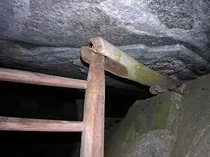 Quicio superior de madera, para una valla en una cabaña de piedra seca