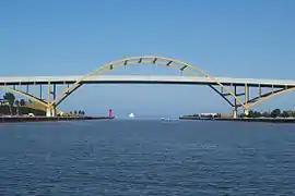 El puente de Hoan es un puente en arco atirantado que soporta la carretera Interestatal 794 sobre el río Milwaukee en Milwaukee, Wisconsin.