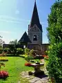 Jardín del castillo con una iglesia.