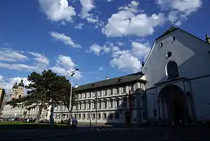 Hofkirche desde Rennweg, mirando en dirección a la iglesia jesuita