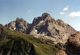 Coglians (derecha) visto desde el noroeste.