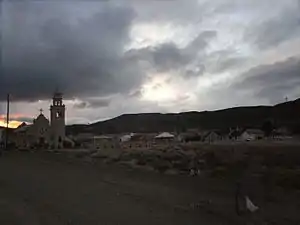 La iglesia de Diadema Argentina en su tramo de ripio.