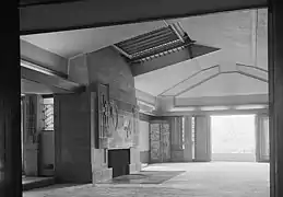 Sala de estar de Hollyhock House, con chimenea y tragaluz (hacia el sureste, 1965)