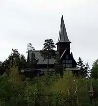 Holmenkollen, incendiada el 22 de agosto de 1992, por Vikernes, Aarseth y Faust, fue reconstruida en 1996.