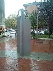 Arrazoiaren Indarra (La Fuerza de la razón), 2013, de Iñigo Arregui, frente a la iglesia de San Francisco