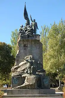 Monumento a los Héroes de Puente Sampayo en la plaza de España, contigua a la Alameda